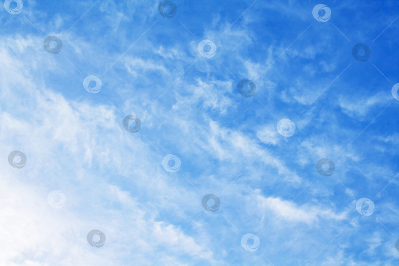 Скачать Белые перистые облака в ярко-лазурном небе (фон) фотосток Ozero