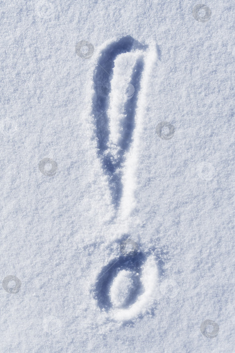 Скачать Восклицательный знак, написанный на поверхности снега (фон) фотосток Ozero