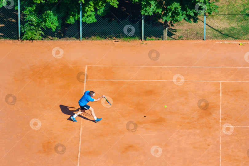 Скачать Москва, Россия, июнь 2018 г.: Вид сверху на теннисиста на грунтовом корте в городском парке (редакционная статья) фотосток Ozero