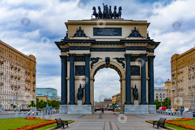 Скачать Москва, Россия, июнь 2018 года: триумфальная арка на площади (редакционная статья) фотосток Ozero