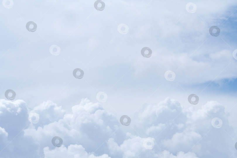 Скачать Вид на серые кучевые пушистые облака с пространством для копирования в качестве фона (абстракция) фотосток Ozero