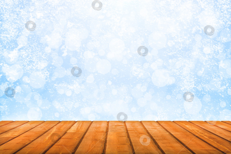Скачать Перспективный вид на коричневых деревянных досках на фоне абстрактного зимнего снегопада в боке (концепция, копировальное пространство) фотосток Ozero