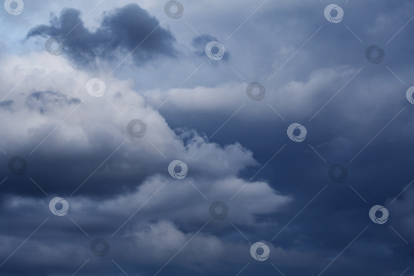 Скачать Вид на низкие свинцовые грозовые облака в небе (задний план) фотосток Ozero