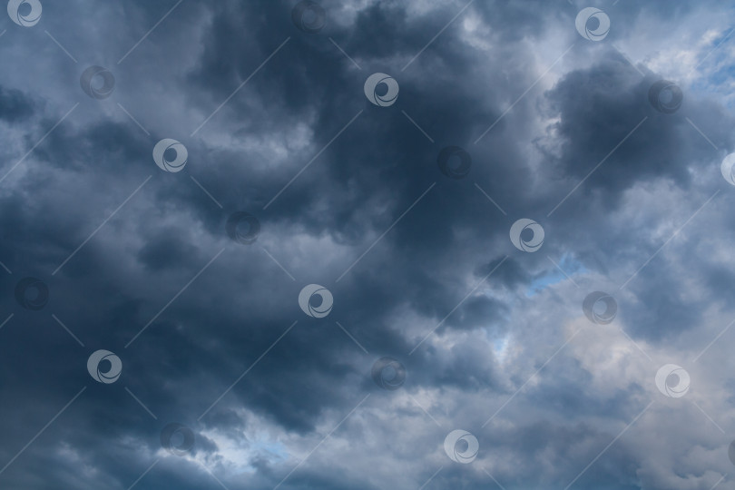 Скачать Низкие темные грозовые облака на затянутом тучами небе (задний план) фотосток Ozero