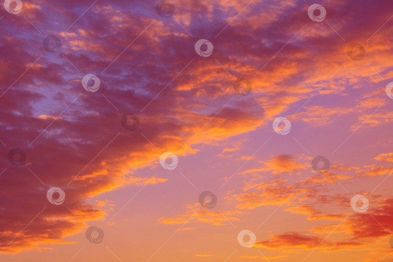 Скачать Впечатляющий вид на оранжевые облака в вечернем закатном небе (фон, тонированный) фотосток Ozero