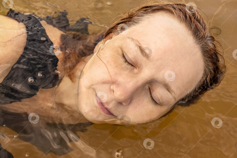 Скачать Портрет молодой женщины крупным планом в воде. Купание в озере фотосток Ozero