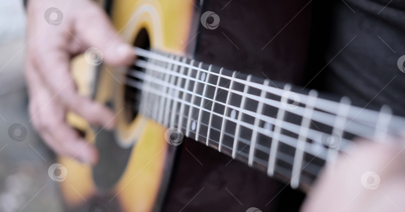 Скачать мужчина, играющий на классической акустической гитаре фотосток Ozero