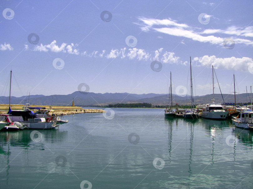 Скачать Красивый вид на голубую бухту с яхтами фотосток Ozero