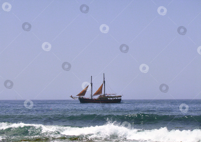 Скачать Корабль с парусами посреди  моря фотосток Ozero
