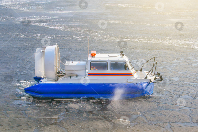 Скачать Спасательное судно на воздушной подушке пересекает тающий лед, освещенный солнечным светом (тонированный) фотосток Ozero