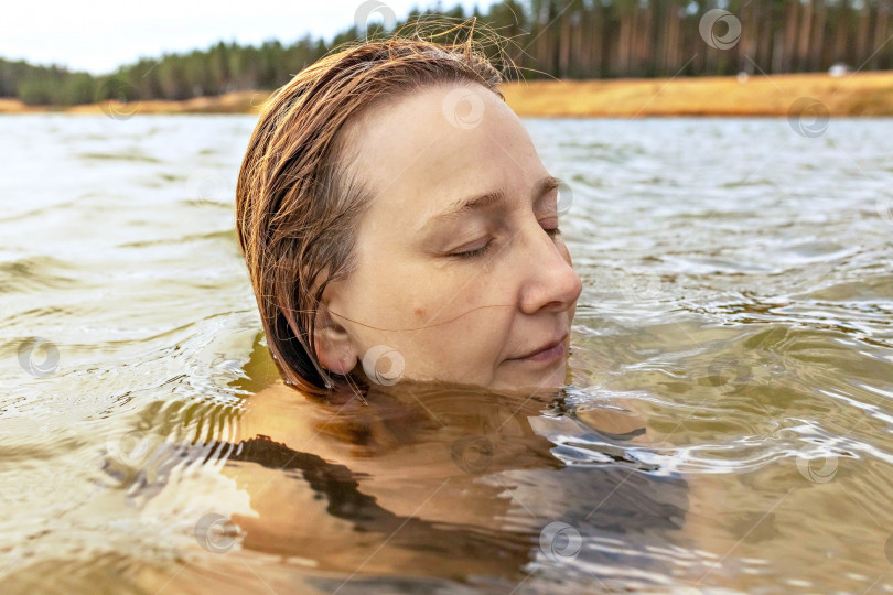 Скачать Портрет молодой женщины крупным планом в воде. Купание в озере фотосток Ozero