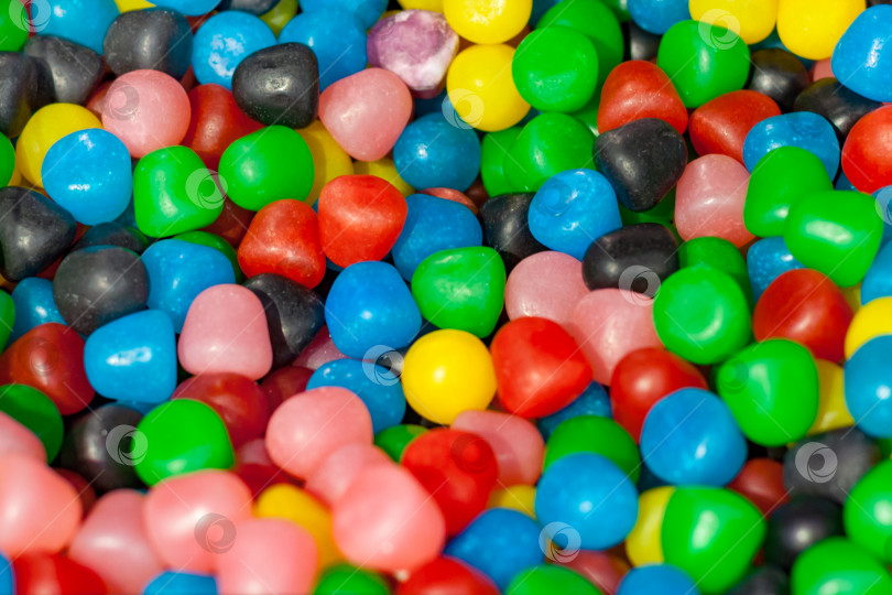 Скачать Абстрактный вид горки разноцветных конфет в качестве фона, текстуры фотосток Ozero