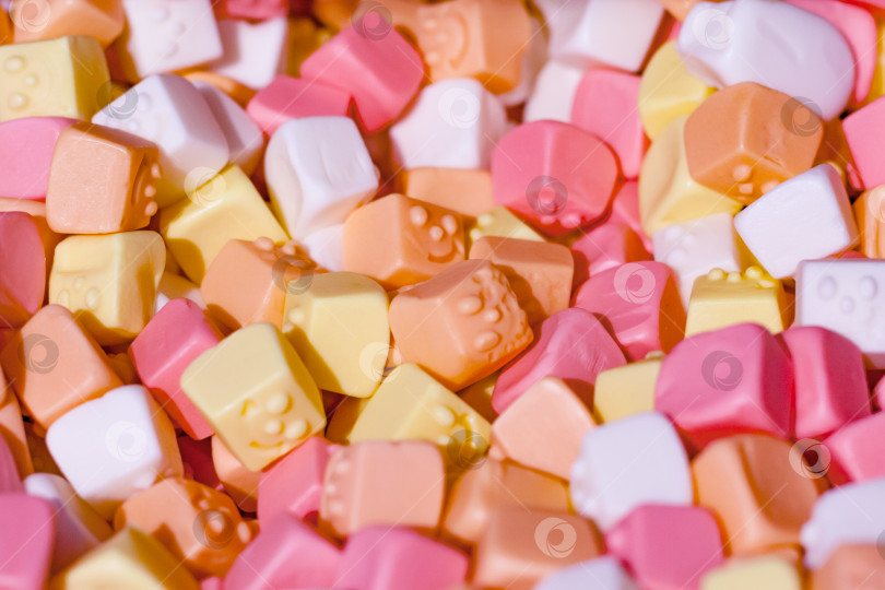 Скачать Вид груды цветных конфет в супермаркете в качестве фона, текстуры фотосток Ozero