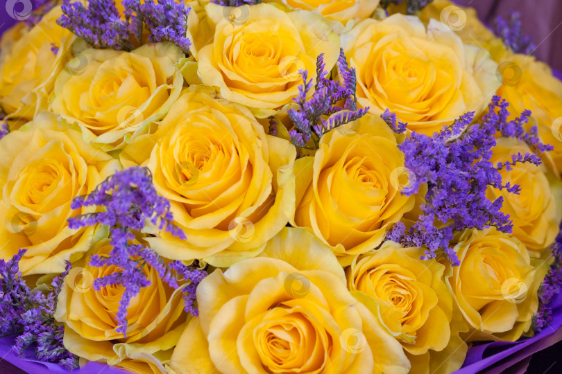 Скачать Букет из желтых роз и фиолетовой лаванды фотосток Ozero