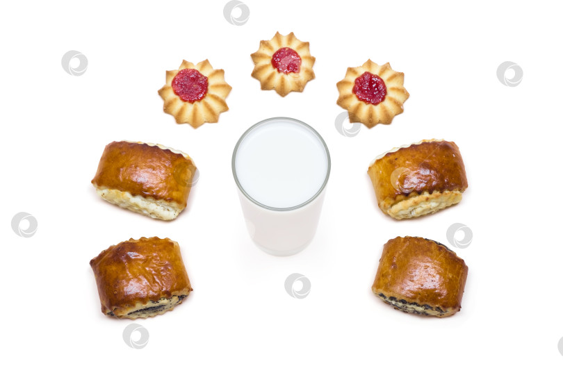 Скачать свежее печенье, выложенное вокруг стакана с молоком фотосток Ozero