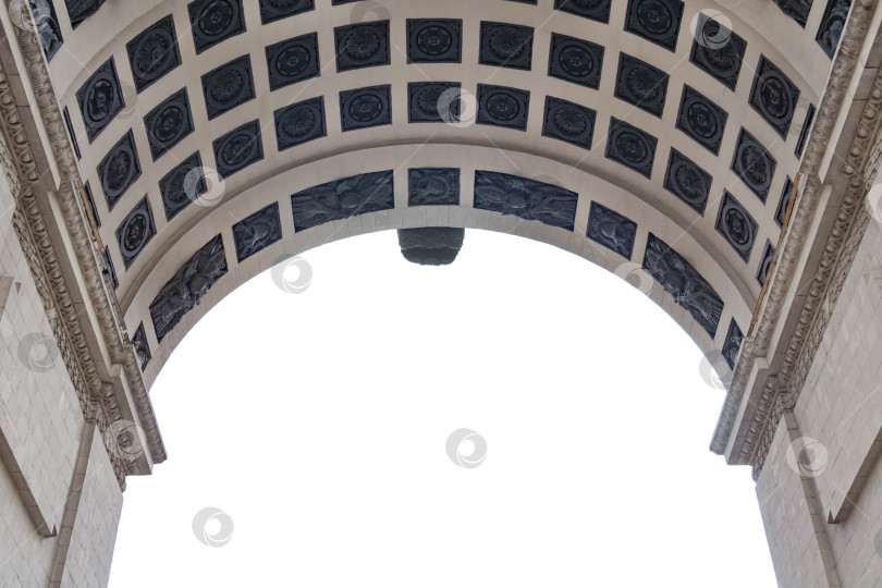 Скачать Крупный план фрагмента триумфальной арки, выделенного на белом фоне (место для копирования) фотосток Ozero
