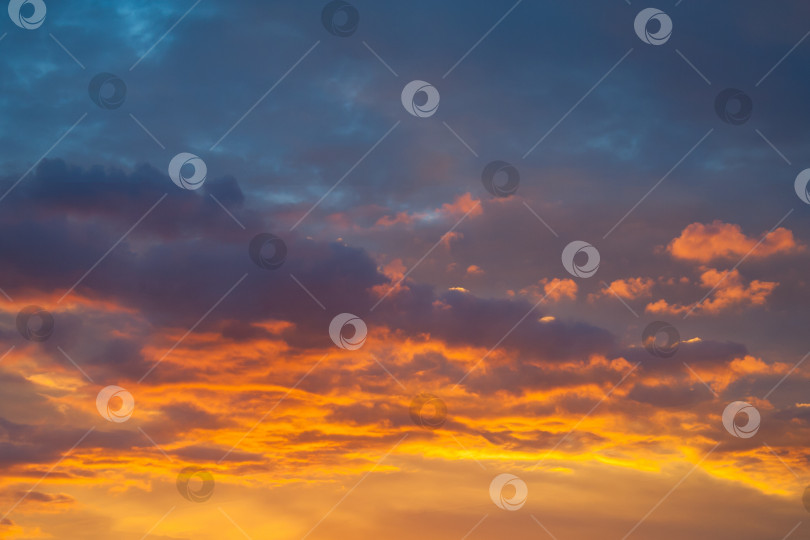Скачать Впечатляющий вид на оранжевые облака в вечернем небе фотосток Ozero