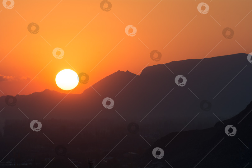 Скачать Закат солнца в городе Ош, Сулейман-Тоо, Кыргызстан фотосток Ozero