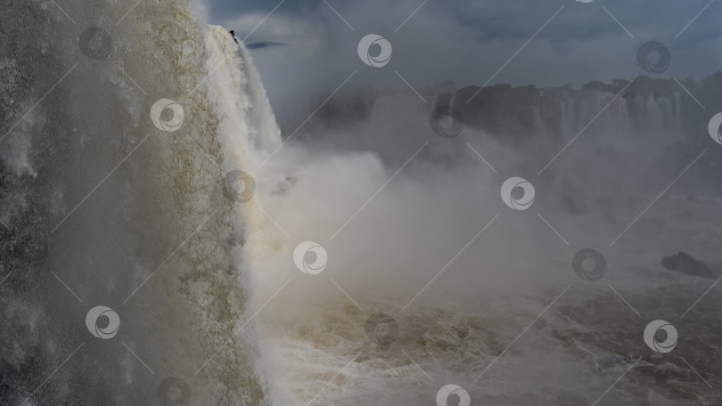 Скачать Поток белой пенящейся воды крупным планом. фотосток Ozero