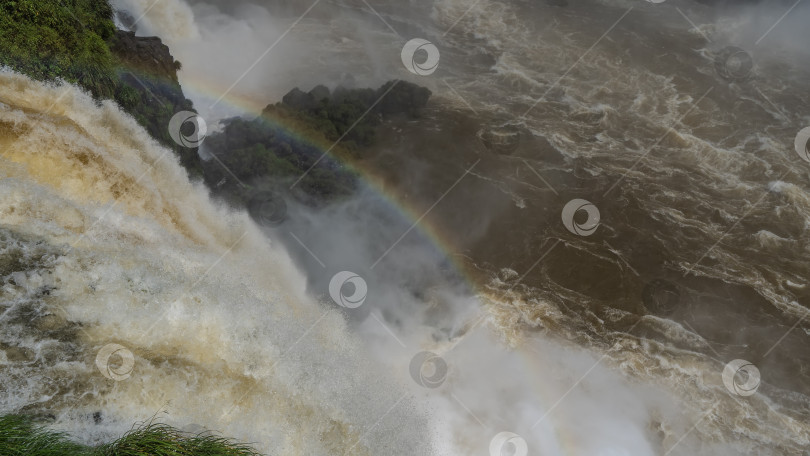 Скачать Фрагмент тропического водопада. Пенящийся белый поток фотосток Ozero