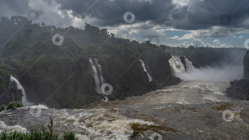 Скачать Бурная тропическая река в ущелье. фотосток Ozero