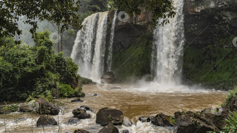 Скачать Красивые тропические водопады падают со скалы в реку. фотосток Ozero