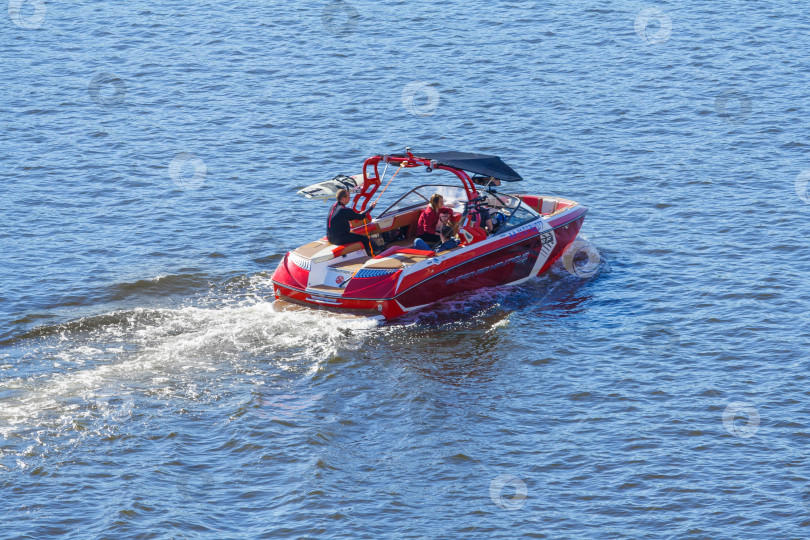 Скачать Москва, Россия, май 2018 года: Моторная лодка с отдыхающими на воде (редакционная статья) фотосток Ozero