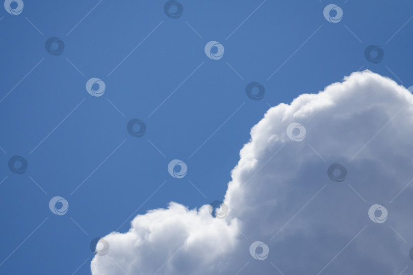Скачать Серые облака на голубом небе фотосток Ozero