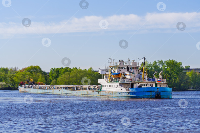 Скачать Грузовое судно на реке на фоне зеленых деревьев на берегу фотосток Ozero