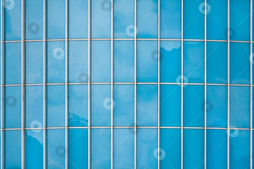 Скачать Абстрактный вид фрагмента фасада современного стеклянного здания в качестве текстуры, фона фотосток Ozero