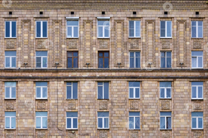 Скачать Вид спереди на фрагмент фасада старого кирпичного жилого дома с окнами (текстура, фон) фотосток Ozero