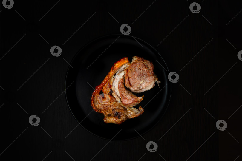 Скачать Запеченное мясо на черном фоне вид сверху флетлей фотосток Ozero