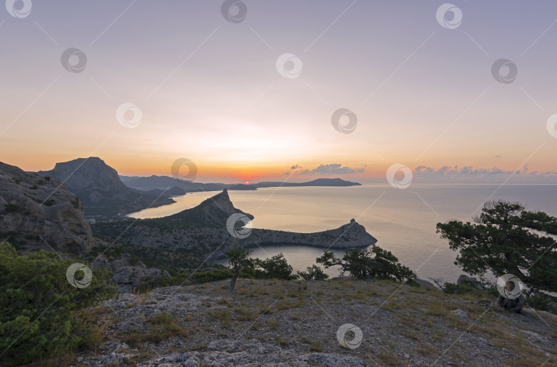 Скачать Восход солнца на побережье Черного моря. фотосток Ozero