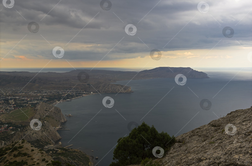 Скачать Вид со склона горы, плохая погода. Побережье Черного моря, Крым. фотосток Ozero