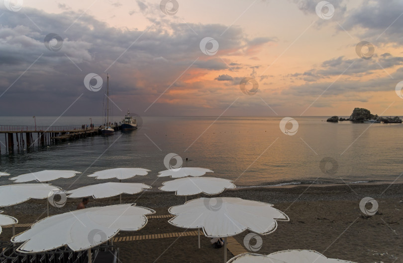 Скачать Вид на вечернее закатное небо с пустого пляжа фотосток Ozero