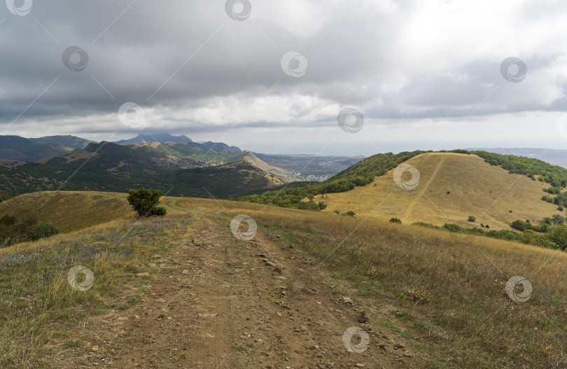 Скачать Грунтовая дорога в горах. Крым. фотосток Ozero