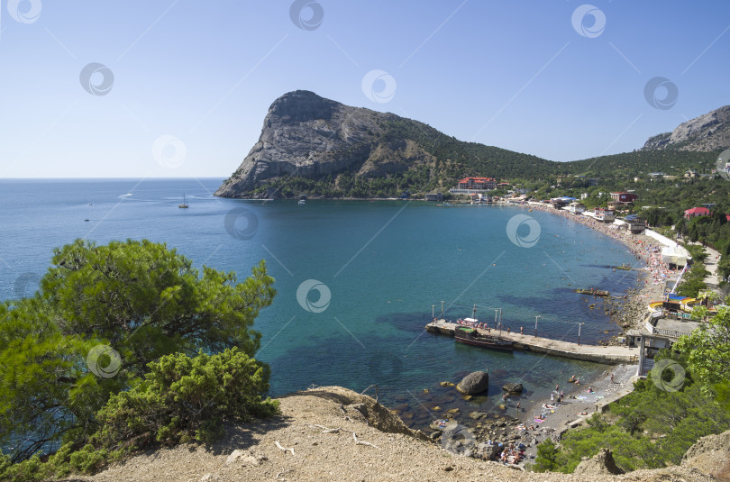 Скачать Небольшая бухта на побережье Черного моря. Крым. фотосток Ozero