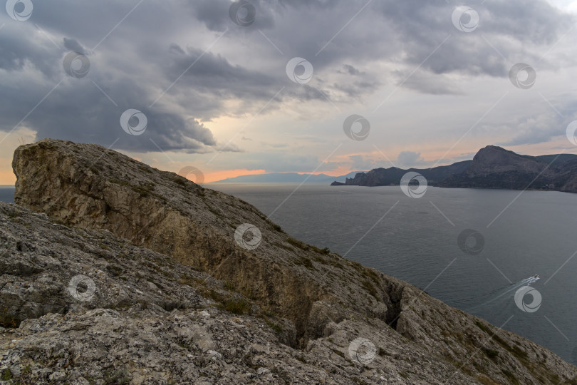 Скачать Трещины и разломы в скалах. фотосток Ozero