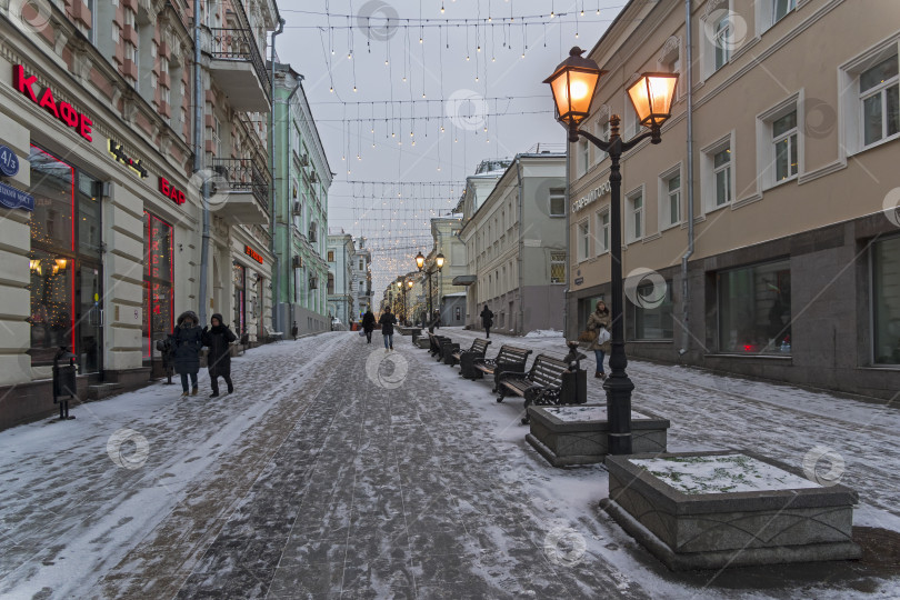 Скачать Пешеходная улица Кузнецкий мост в центре Москвы, Россия. фотосток Ozero