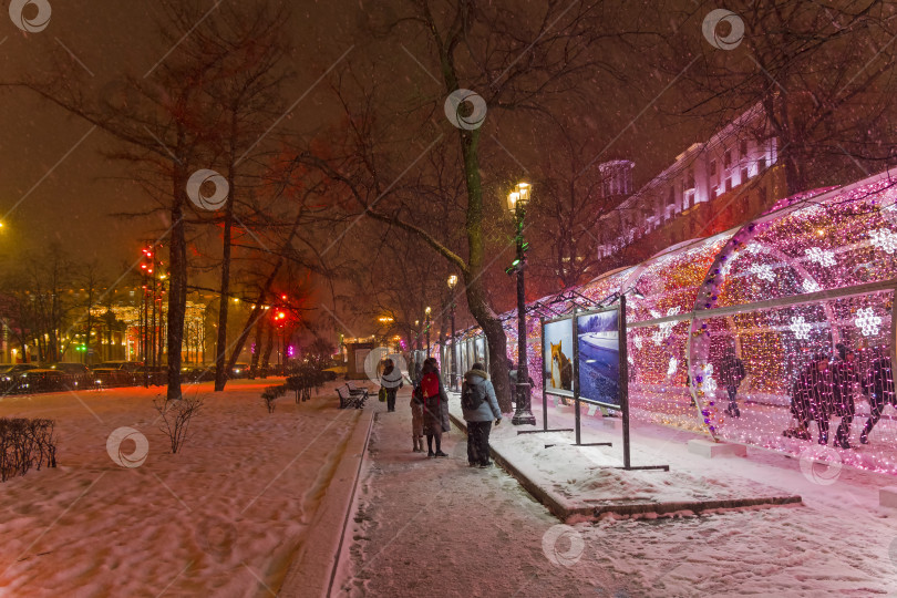 Скачать Фотовыставка на Тверском бульваре, Москва, Россия. фотосток Ozero