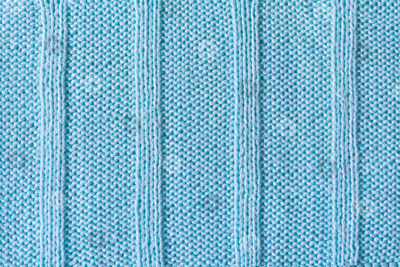 Скачать Крупный план вязаного изделия из синей хлопчатобумажной пряжи с четырьмя полосками в качестве текстуры, фона фотосток Ozero
