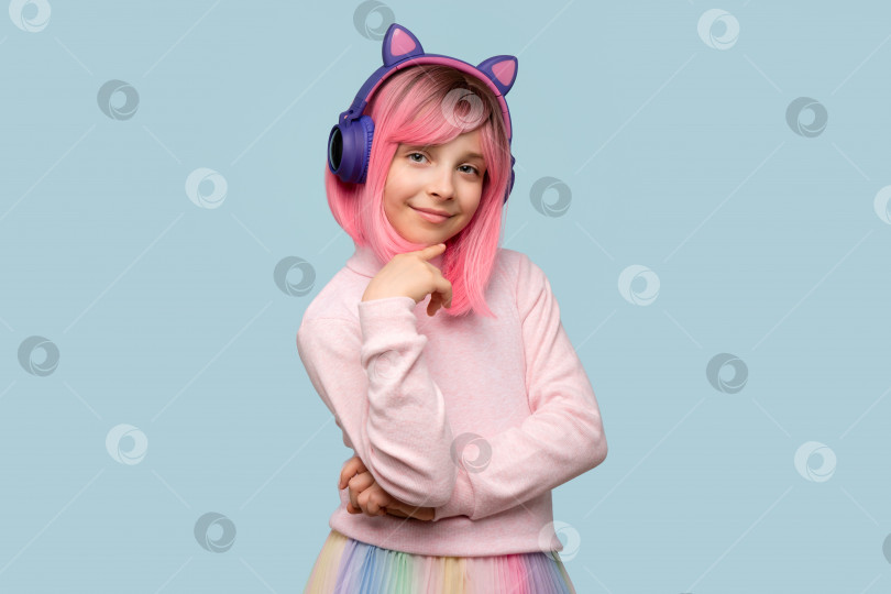 Скачать Девочка-подросток в розовом парике фотосток Ozero