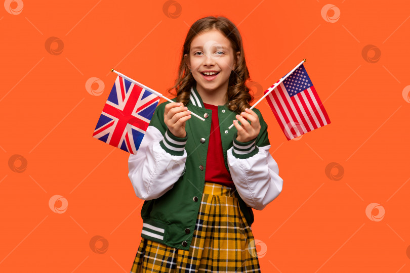 Скачать Подросток держит флаг Великобритании и флаг США фотосток Ozero