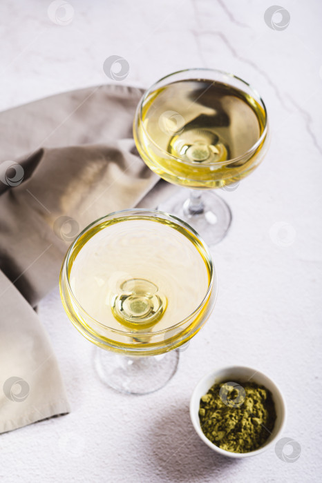 Скачать Освежающий зеленый матча-мартини в бокалах на столе, вид сверху фотосток Ozero