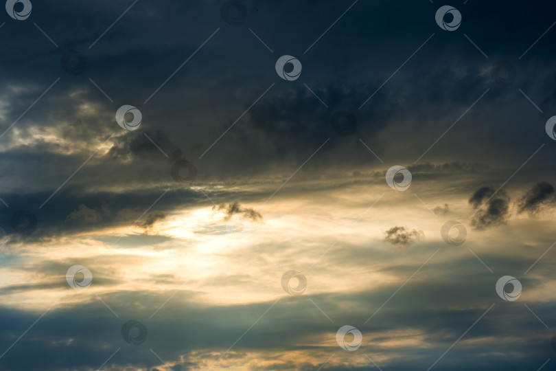 Скачать Закат пробивается сквозь темные облака. Текстурное небо фотосток Ozero