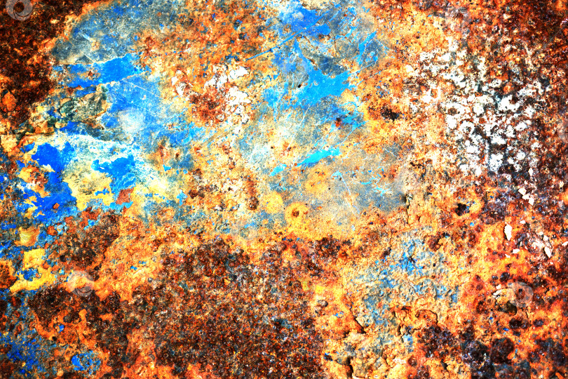Скачать Разноцветный фон, ржавая металлическая поверхность с синей точечной текстурой, отслаивающейся и растрескивающейся. фотосток Ozero