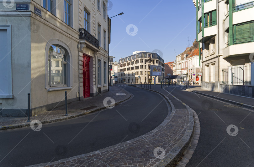 Скачать Небольшая изогнутая улочка в центре города. Лилль, Франция. фотосток Ozero