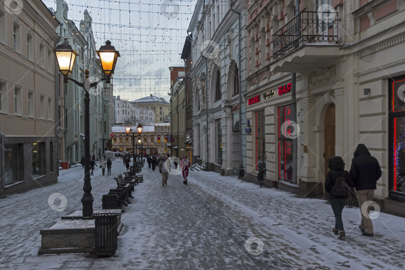 Скачать Пешеходная улица Кузнецкий мост в центре Москвы, Россия. фотосток Ozero