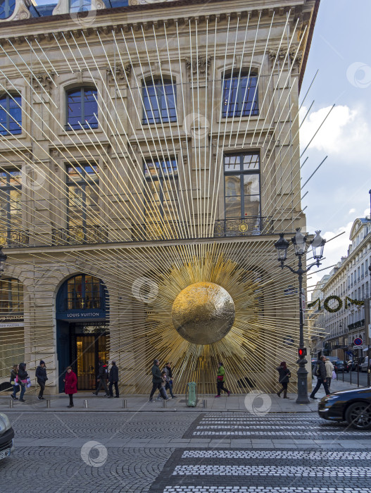 Скачать Скульптура солнца на фасаде здания фотосток Ozero