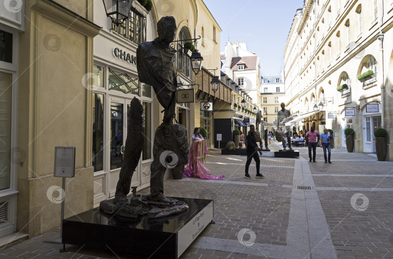 Скачать Необычная скульптура в центре Парижа фотосток Ozero